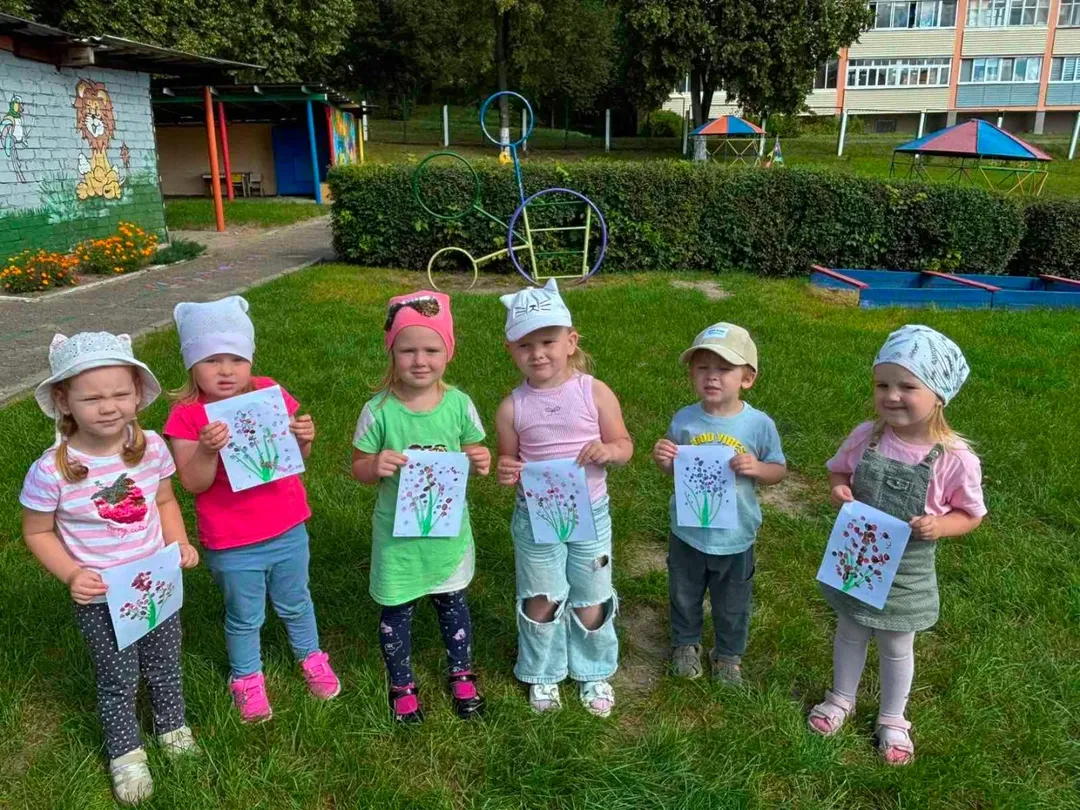 Наши малыши из группы N°9 сегодня увлеченно рисовали цветы!🌼🌸💐✨